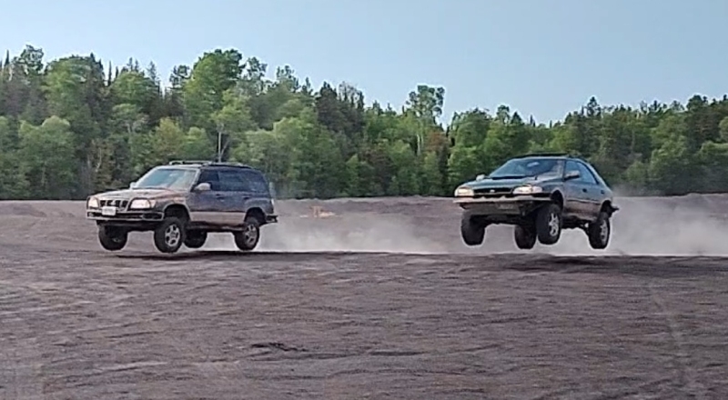 large.1053921691_screenshotmikesidebysidejump2s.jpg.80886cd94f7f785a7902862e90632b9c.jpg
